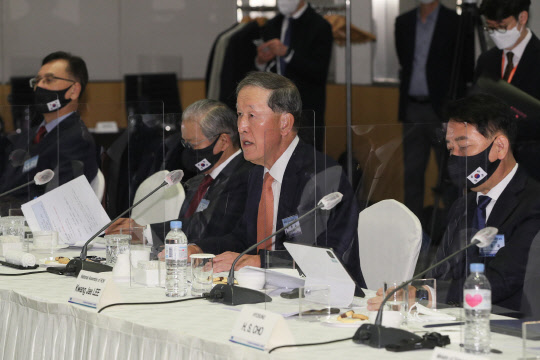 허창수(오른쪽 2번째) 전국경제인연합회 회장이 9일 서울 여의도 전경련회관 컨퍼런스센터에서 열린 '제33차 한미재계회의 총회'에서 인사말을 하고 있다. <전경련 제공>